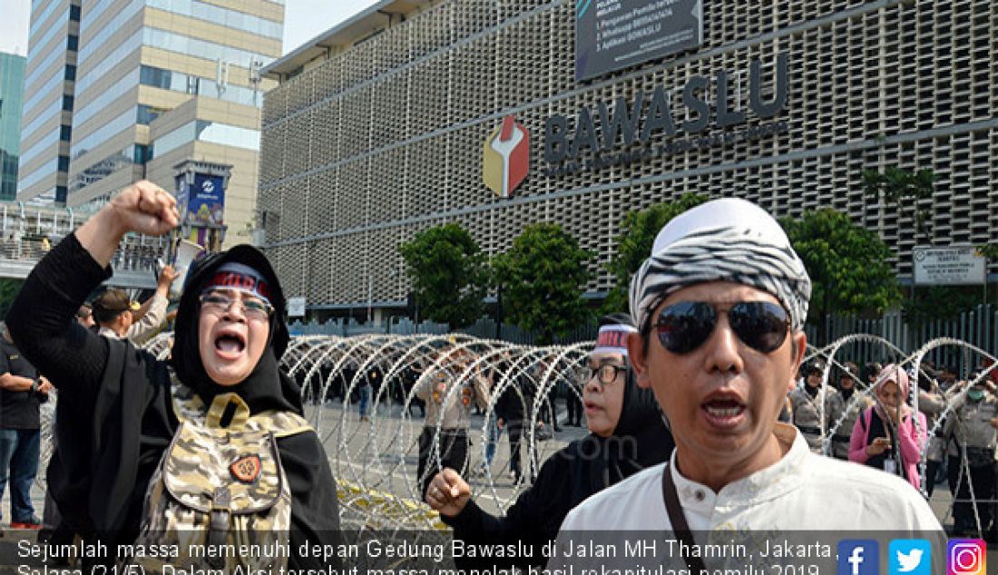 Sejumlah massa memenuhi depan Gedung Bawaslu di Jalan MH Thamrin, Jakarta, Selasa (21/5). Dalam Aksi tersebut massa menolak hasil rekapitulasi pemilu 2019 oleh KPU RI yang diumumkan pada 21 Mei 2019. - JPNN.com