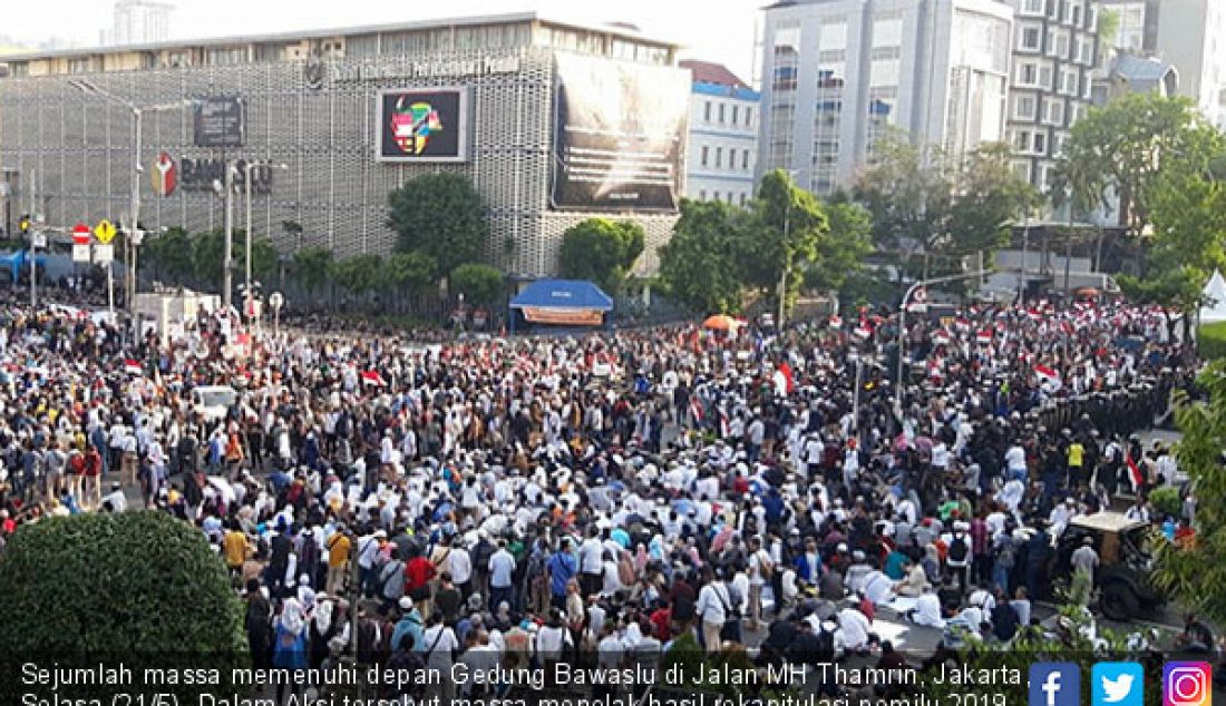 Sejumlah massa memenuhi depan Gedung Bawaslu di Jalan MH Thamrin, Jakarta, Selasa (21/5). Dalam Aksi tersebut massa menolak hasil rekapitulasi pemilu 2019 oleh KPU RI yang diumumkan pada 21 Mei 2019. - JPNN.com