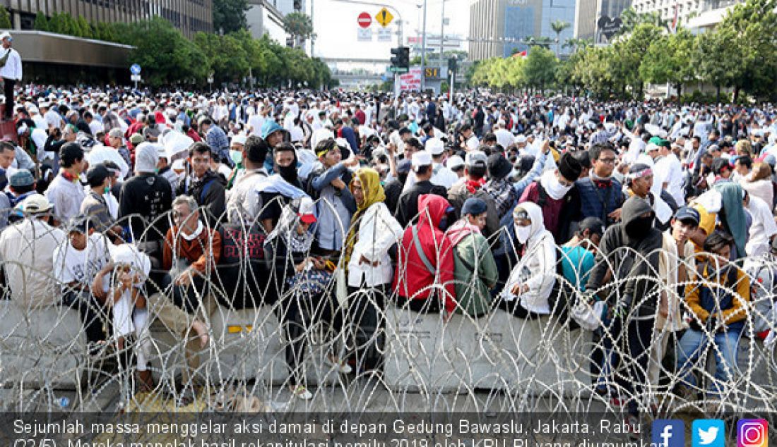 Sejumlah massa menggelar aksi damai di depan Gedung Bawaslu, Jakarta, Rabu (22/5). Mereka menolak hasil rekapitulasi pemilu 2019 oleh KPU RI yang diumumkan pada 21 Mei 2019. - JPNN.com