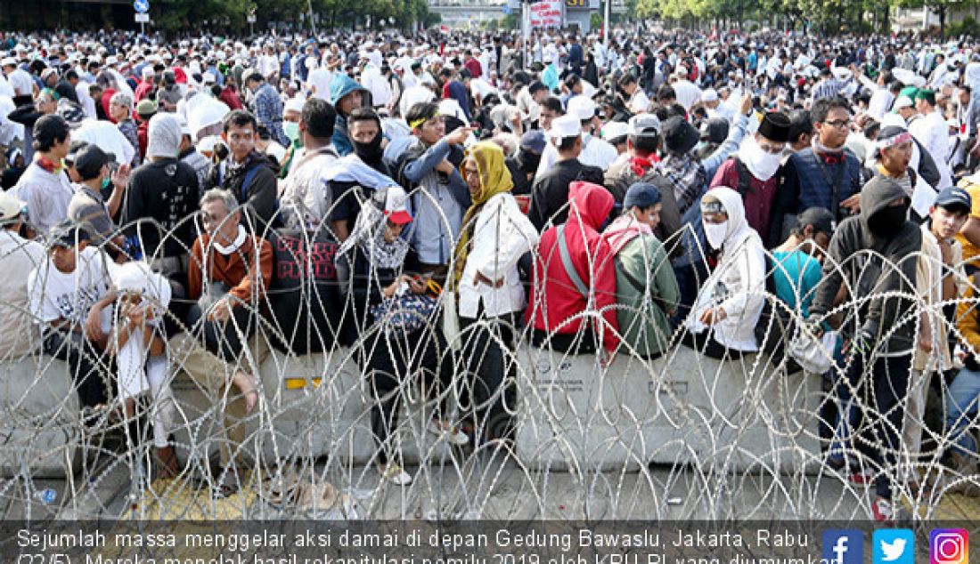 Sejumlah massa menggelar aksi damai di depan Gedung Bawaslu, Jakarta, Rabu (22/5). Mereka menolak hasil rekapitulasi pemilu 2019 oleh KPU RI yang diumumkan pada 21 Mei 2019. - JPNN.com
