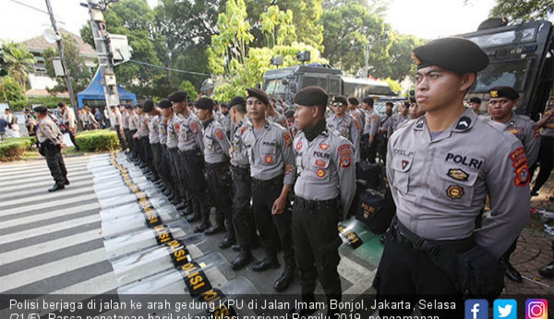 Polisi berjaga di jalan ke arah gedung KPU di Jalan Imam Bonjol, Jakarta, Selasa (21/5). Pasca-penetapan hasil rekapitulasi nasional Pemilu 2019, pengamanan akses menuju gedung KPU diperketat. - JPNN.com