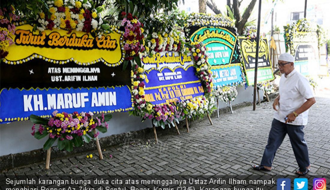 Sejumlah karangan bunga duka cita atas meninggalnya Ustaz Arifin Ilham nampak menghiasi Ponpes Az-Zikra di Sentul, Bogor, Kamis (23/5). Karangan bunga itu datang dari Ma'ruf Amin, Kapolri, Sandiaga Uno dan AHY. - JPNN.com