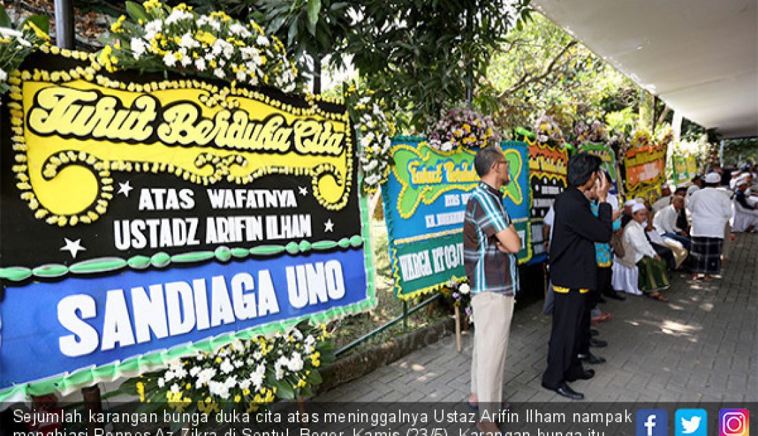 Sejumlah karangan bunga duka cita atas meninggalnya Ustaz Arifin Ilham nampak menghiasi Ponpes Az-Zikra di Sentul, Bogor, Kamis (23/5). Karangan bunga itu datang dari Ma'ruf Amin, Kapolri, Sandiaga Uno dan AHY. - JPNN.com