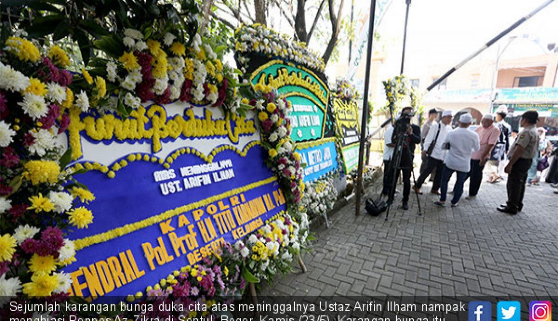 Sejumlah karangan bunga duka cita atas meninggalnya Ustaz Arifin Ilham nampak menghiasi Ponpes Az-Zikra di Sentul, Bogor, Kamis (23/5). Karangan bunga itu datang dari Ma'ruf Amin, Kapolri, Sandiaga Uno dan AHY. - JPNN.com