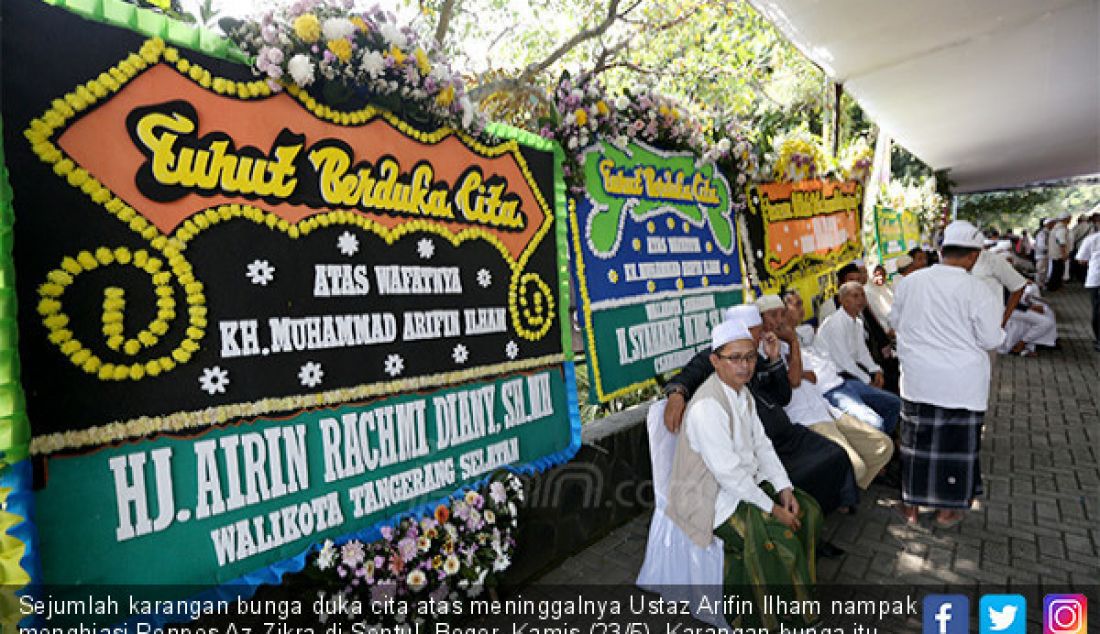 Sejumlah karangan bunga duka cita atas meninggalnya Ustaz Arifin Ilham nampak menghiasi Ponpes Az-Zikra di Sentul, Bogor, Kamis (23/5). Karangan bunga itu datang dari Ma'ruf Amin, Kapolri, Sandiaga Uno dan AHY. - JPNN.com