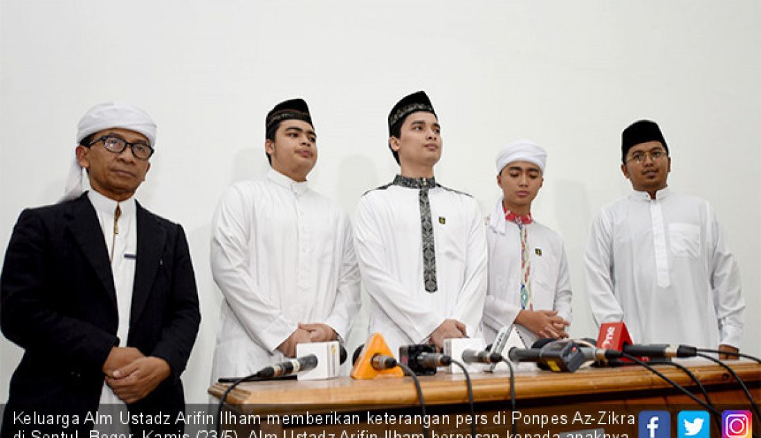 Keluarga Alm Ustadz Arifin Ilham memberikan keterangan pers di Ponpes Az-Zikra di Sentul, Bogor, Kamis (23/5). Alm Ustadz Arifin Ilham berpesan kepada anaknya untuk disalatkan di Ponpes Az-Zikra Sentul dan Gunung Sindur. - JPNN.com