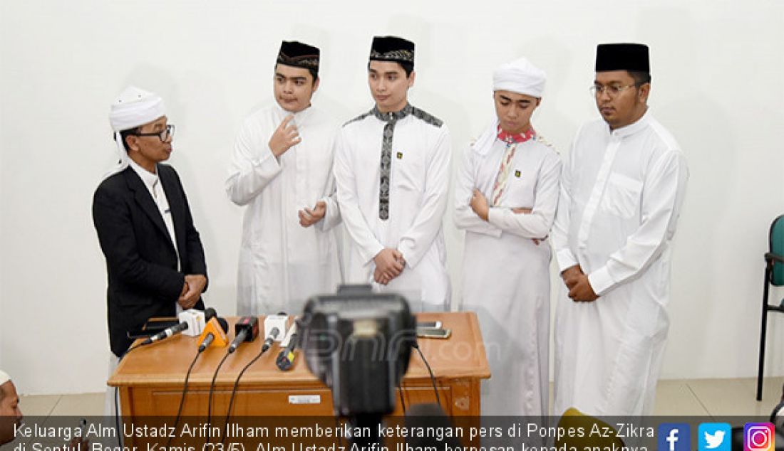 Keluarga Alm Ustadz Arifin Ilham memberikan keterangan pers di Ponpes Az-Zikra di Sentul, Bogor, Kamis (23/5). Alm Ustadz Arifin Ilham berpesan kepada anaknya untuk disalatkan di Ponpes Az-Zikra Sentul dan Gunung Sindur. - JPNN.com