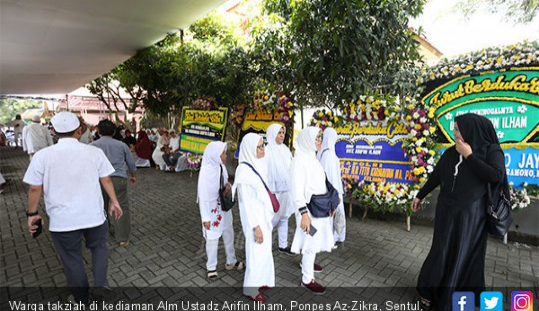 Warga takziah di kediaman Alm Ustadz Arifin Ilham, Ponpes Az-Zikra, Sentul, Bogor, Jawa Barat, Kamis (23/5. - JPNN.com