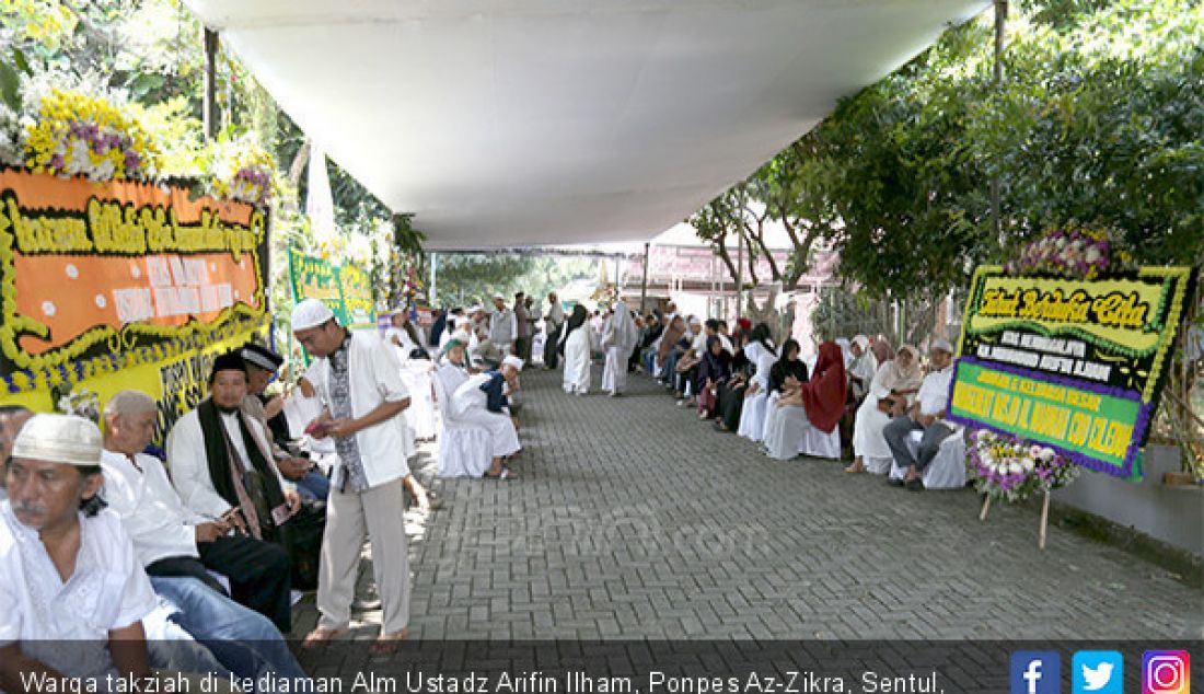 Warga takziah di kediaman Alm Ustadz Arifin Ilham, Ponpes Az-Zikra, Sentul, Bogor, Jawa Barat, Kamis (23/5. - JPNN.com