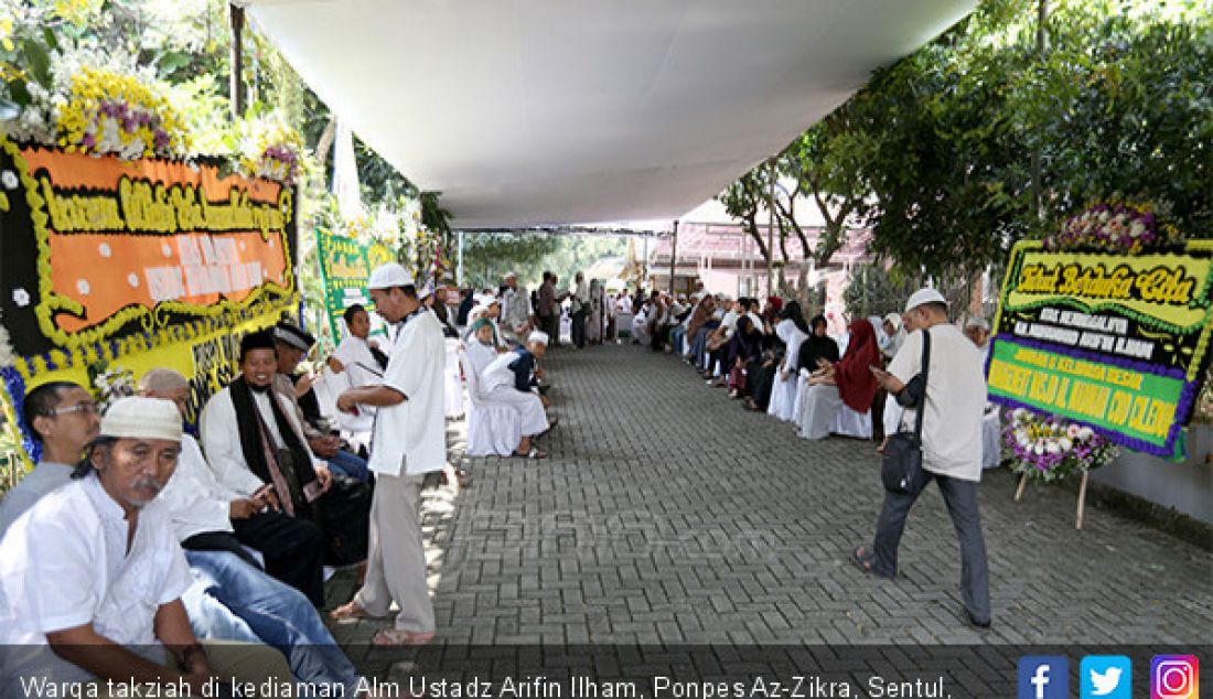 Warga takziah di kediaman Alm Ustadz Arifin Ilham, Ponpes Az-Zikra, Sentul, Bogor, Jawa Barat, Kamis (23/5. - JPNN.com