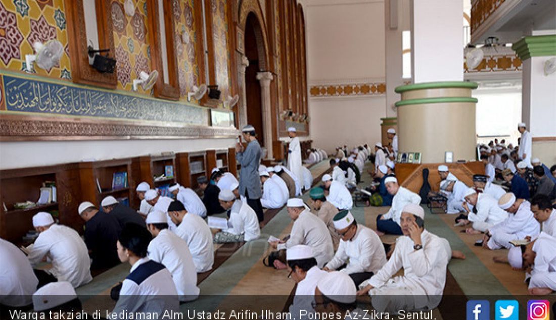 Warga takziah di kediaman Alm Ustadz Arifin Ilham, Ponpes Az-Zikra, Sentul, Bogor, Jawa Barat, Kamis (23/5. - JPNN.com