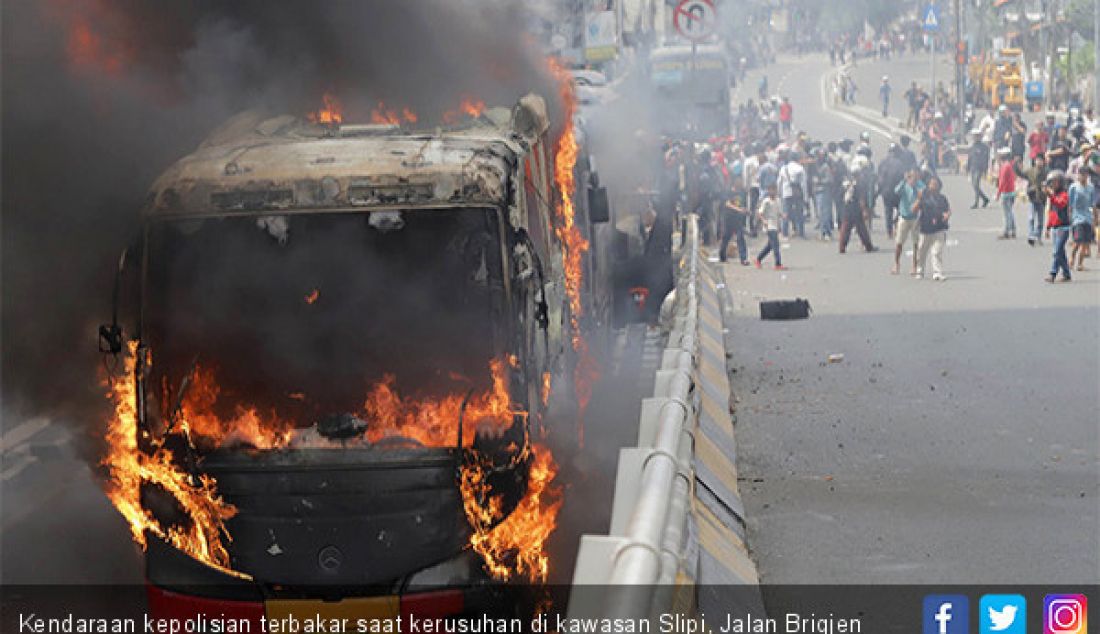 Kendaraan kepolisian terbakar saat kerusuhan di kawasan Slipi, Jalan Brigjen Katamso, Jakarta Barat, Rabu (22/5). - JPNN.com