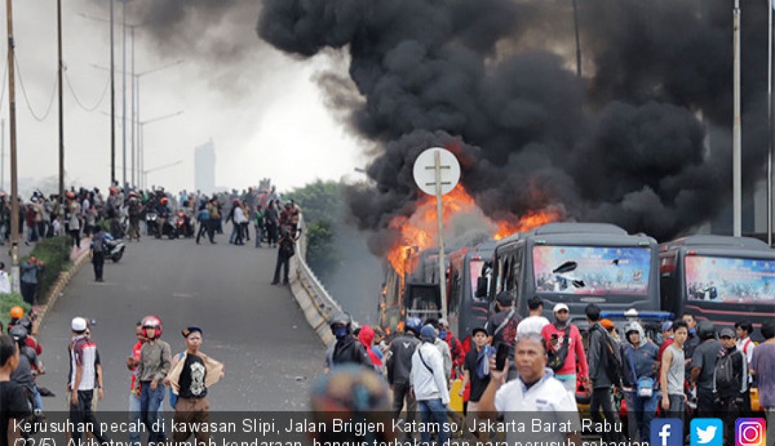 Kerusuhan pecah di kawasan Slipi, Jalan Brigjen Katamso, Jakarta Barat, Rabu (22/5). Akibatnya sejumlah kendaraan hangus terbakar dan para perusuh sebagian diamankan petugas. - JPNN.com