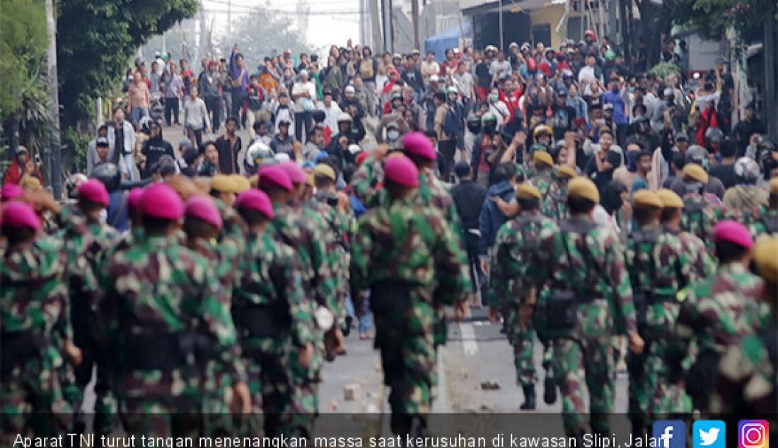 Aparat TNI turut tangan menenangkan massa saat kerusuhan di kawasan Slipi, Jalan Brigjen Katamso, Jakarta Barat, Rabu (22/5). - JPNN.com