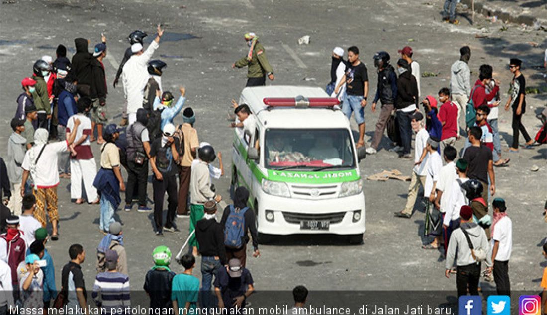 Massa melakukan pertolongan menggunakan mobil ambulance, di Jalan Jati baru, Tanah Abang Jakarta, Rabu (22/5). - JPNN.com