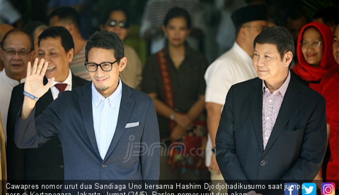 Cawapres nomor urut dua Sandiaga Uno bersama Hashim Djodjohadikusumo saat jumpa pers di Kertanegara, Jakarta, Jumat (24/5). Paslon nomor urut dua akan melayangkan gugatan ke MK pada malam nanti. - JPNN.com