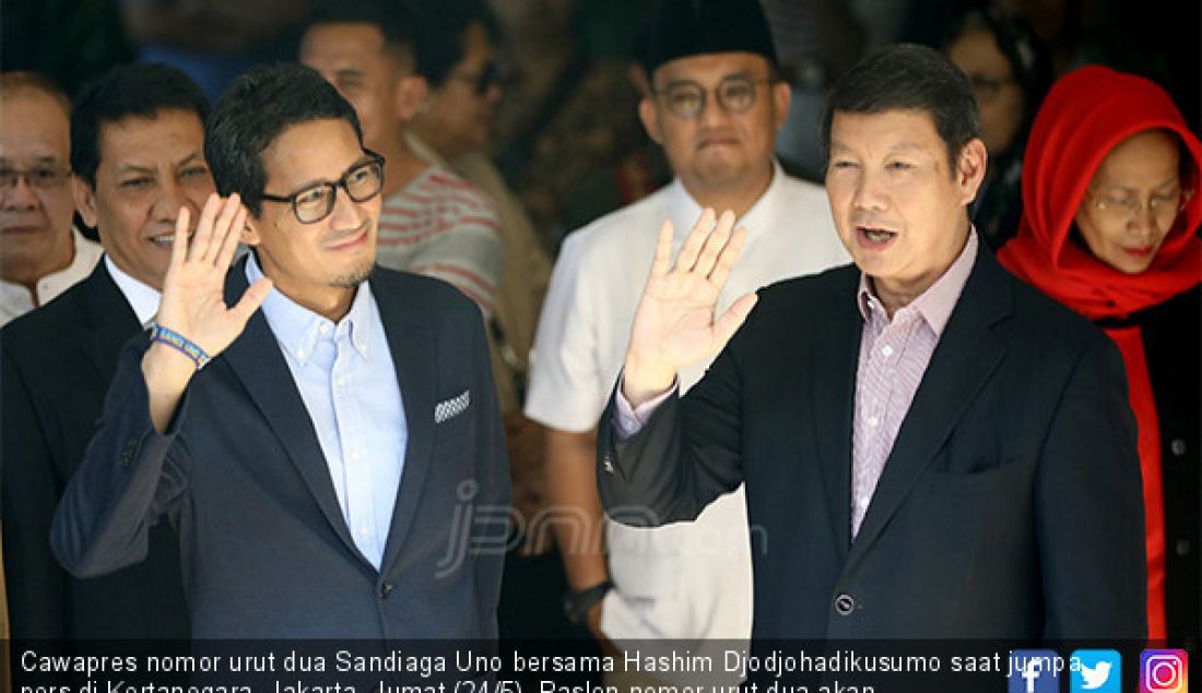 Cawapres nomor urut dua Sandiaga Uno bersama Hashim Djodjohadikusumo saat jumpa pers di Kertanegara, Jakarta, Jumat (24/5). Paslon nomor urut dua akan melayangkan gugatan ke MK pada malam nanti. - JPNN.com