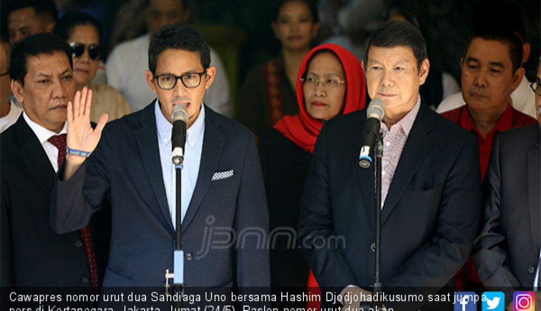 Cawapres nomor urut dua Sandiaga Uno bersama Hashim Djodjohadikusumo saat jumpa pers di Kertanegara, Jakarta, Jumat (24/5). Paslon nomor urut dua akan melayangkan gugatan ke MK pada malam nanti. - JPNN.com