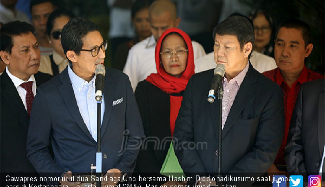 Cawapres nomor urut dua Sandiaga Uno bersama Hashim Djodjohadikusumo saat jumpa pers di Kertanegara, Jakarta, Jumat (24/5). Paslon nomor urut dua akan melayangkan gugatan ke MK pada malam nanti. - JPNN.com