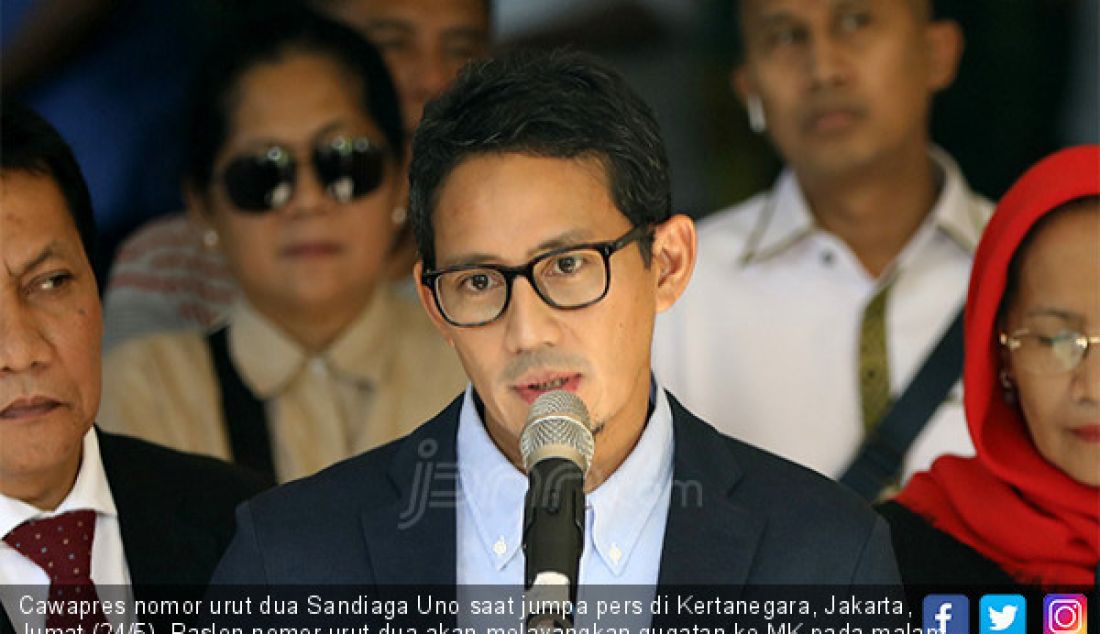 Cawapres nomor urut dua Sandiaga Uno saat jumpa pers di Kertanegara, Jakarta, Jumat (24/5). Paslon nomor urut dua akan melayangkan gugatan ke MK pada malam nanti. - JPNN.com