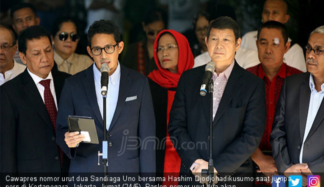 Cawapres nomor urut dua Sandiaga Uno bersama Hashim Djodjohadikusumo saat jumpa pers di Kertanegara, Jakarta, Jumat (24/5). Paslon nomor urut dua akan melayangkan gugatan ke MK pada malam nanti. - JPNN.com