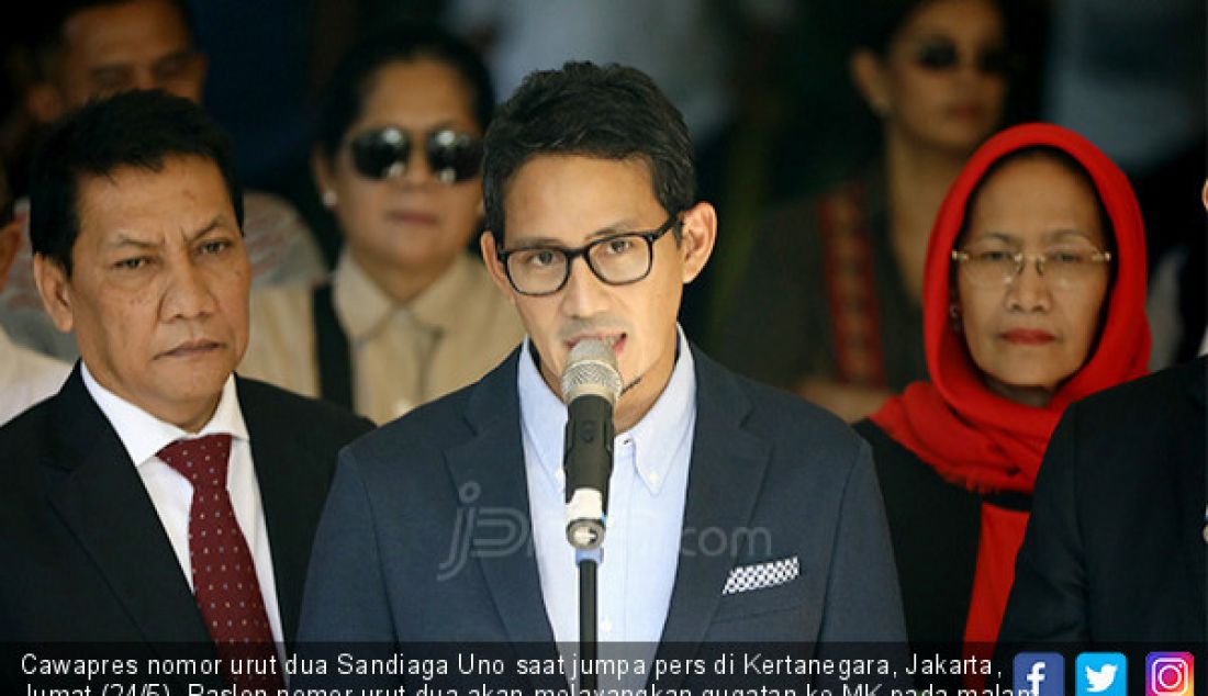 Cawapres nomor urut dua Sandiaga Uno saat jumpa pers di Kertanegara, Jakarta, Jumat (24/5). Paslon nomor urut dua akan melayangkan gugatan ke MK pada malam nanti. - JPNN.com