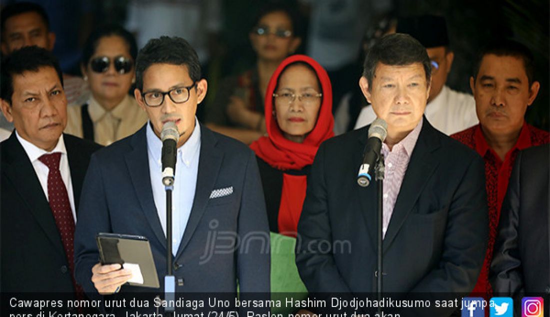 Cawapres nomor urut dua Sandiaga Uno bersama Hashim Djodjohadikusumo saat jumpa pers di Kertanegara, Jakarta, Jumat (24/5). Paslon nomor urut dua akan melayangkan gugatan ke MK pada malam nanti. - JPNN.com