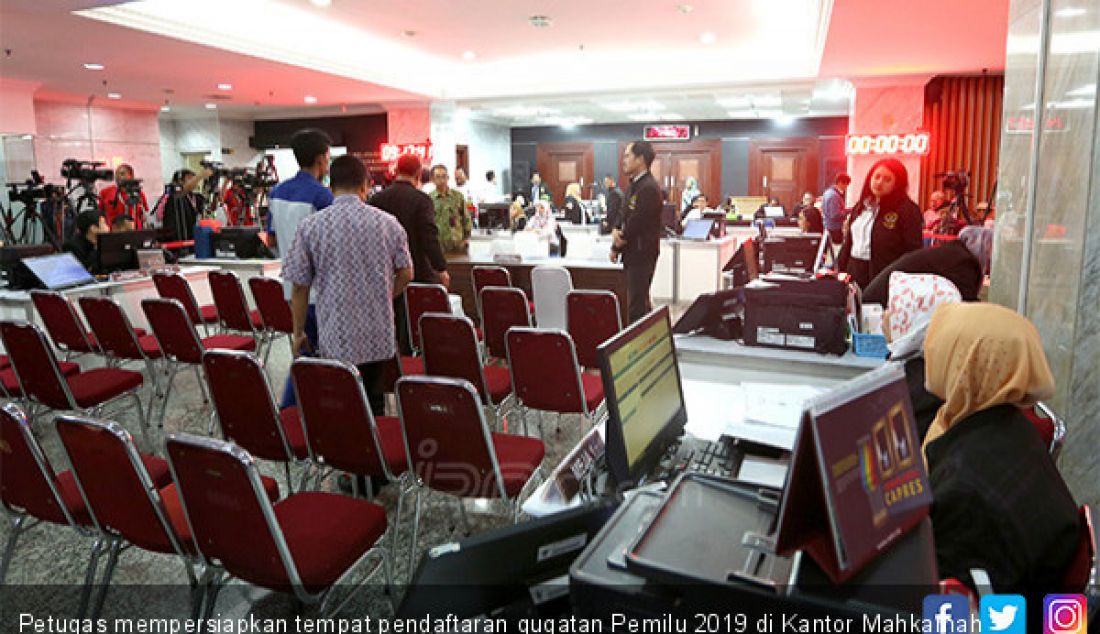 Petugas mempersiapkan tempat pendaftaran gugatan Pemilu 2019 di Kantor Mahkamah Konstitusi, Jakarta, Jumat (24/5). - JPNN.com