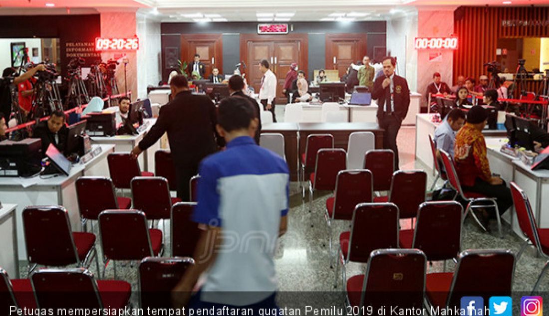 Petugas mempersiapkan tempat pendaftaran gugatan Pemilu 2019 di Kantor Mahkamah Konstitusi, Jakarta, Jumat (24/5). - JPNN.com
