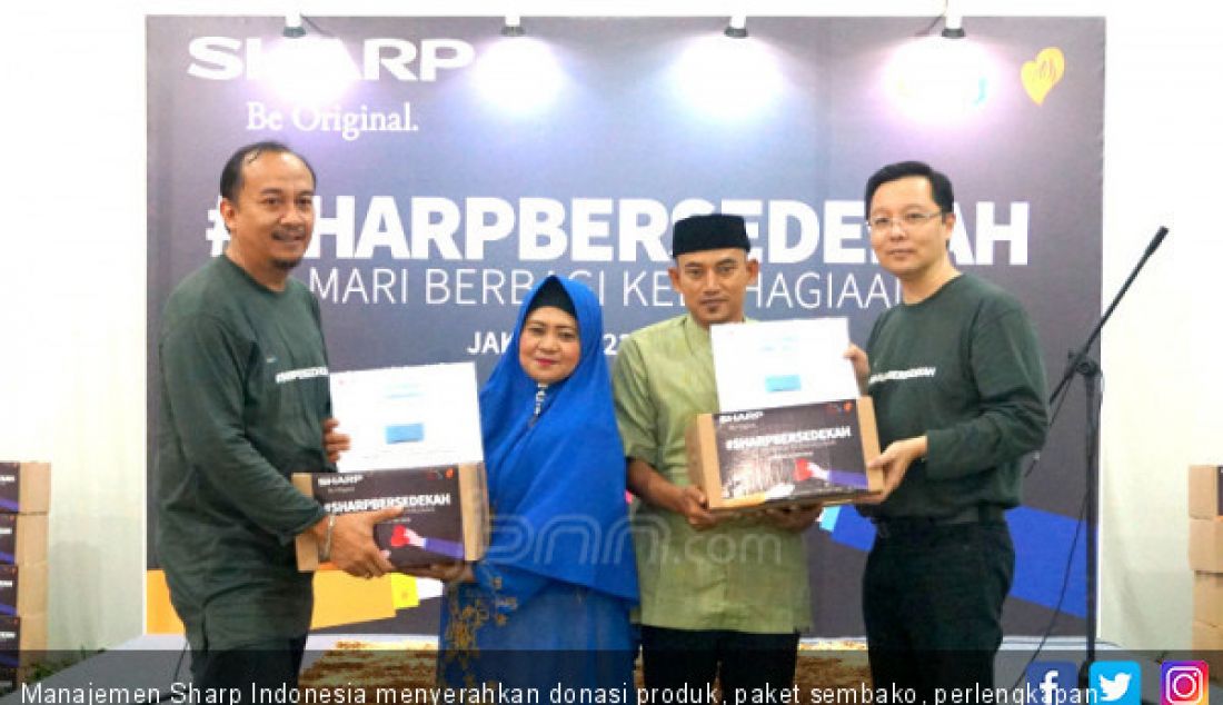 Manajemen Sharp Indonesia menyerahkan donasi produk, paket sembako, perlengkapan sekolah pada acara Sharp Bersedekah, Jakarta, Rabu (22/5). - JPNN.com