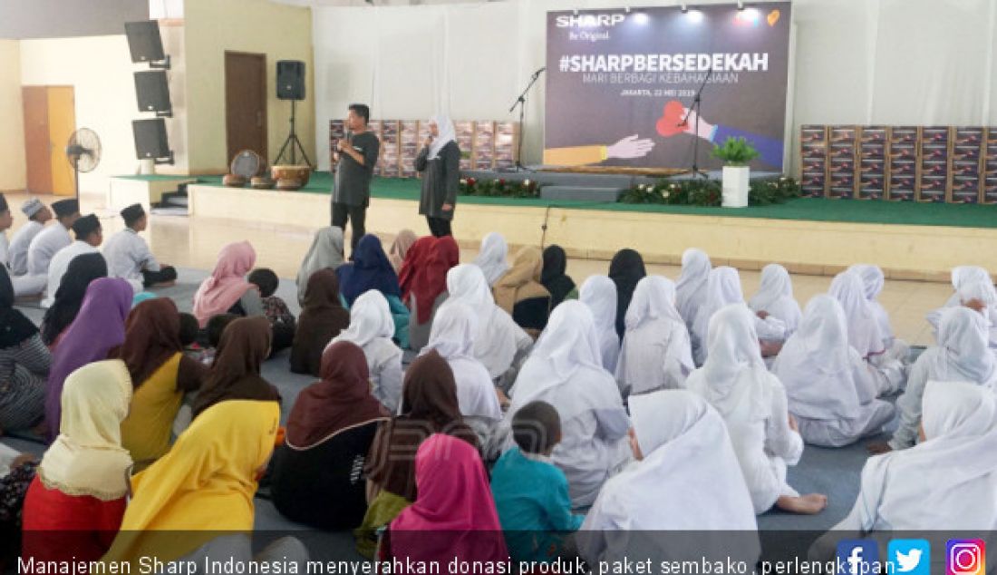 Manajemen Sharp Indonesia menyerahkan donasi produk, paket sembako, perlengkapan sekolah pada acara Sharp Bersedekah, Jakarta, Rabu (22/5). - JPNN.com