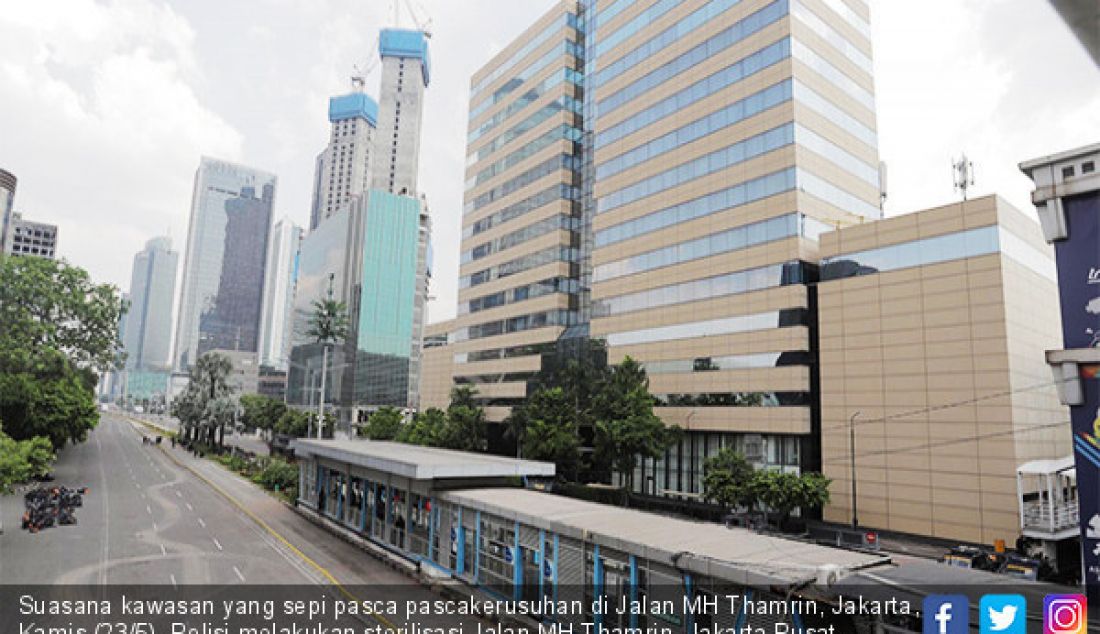 Suasana kawasan yang sepi pasca pascakerusuhan di Jalan MH Thamrin, Jakarta, Kamis (23/5). Polisi melakukan sterilisasi Jalan MH Thamrin, Jakarta Pusat, setelah kericuhan di depan kantor Bawaslu. - JPNN.com