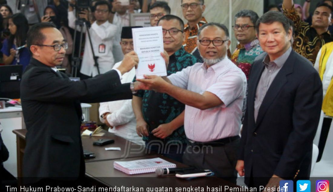 Tim Hukum Prabowo-Sandi mendaftarkan gugatan sengketa hasil Pemilihan Presiden 2019 di Mahkamah Konstitusi (MK), Jakarta, Jumat (24/5). - JPNN.com