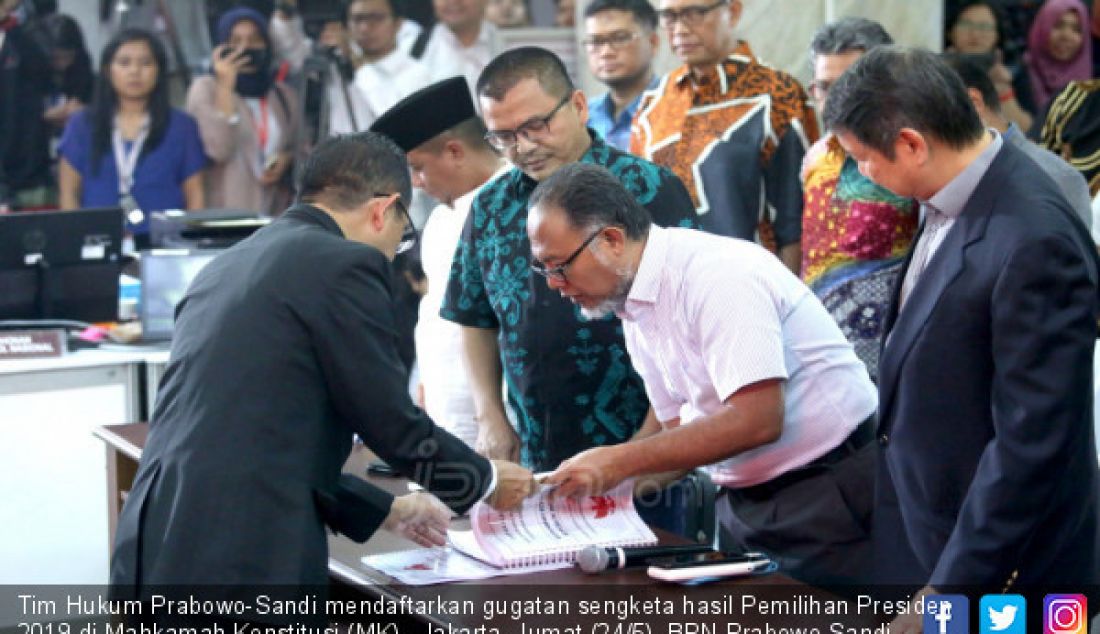 Tim Hukum Prabowo-Sandi mendaftarkan gugatan sengketa hasil Pemilihan Presiden 2019 di Mahkamah Konstitusi (MK), Jakarta, Jumat (24/5). BPN Prabowo-Sandi resmi mendaftarkan gugatan sengketa Pemilihan Presiden (Pilpres) 2019 ke MK. - JPNN.com