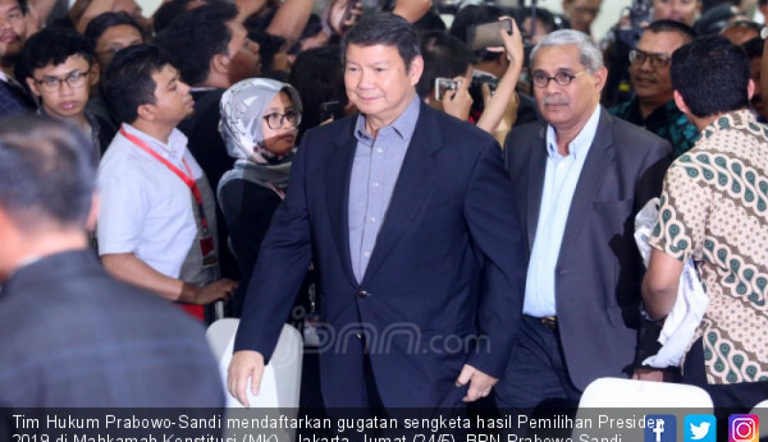 Tim Hukum Prabowo-Sandi mendaftarkan gugatan sengketa hasil Pemilihan Presiden 2019 di Mahkamah Konstitusi (MK), Jakarta, Jumat (24/5). BPN Prabowo-Sandi resmi mendaftarkan gugatan sengketa Pemilihan Presiden (Pilpres) 2019 ke MK. - JPNN.com