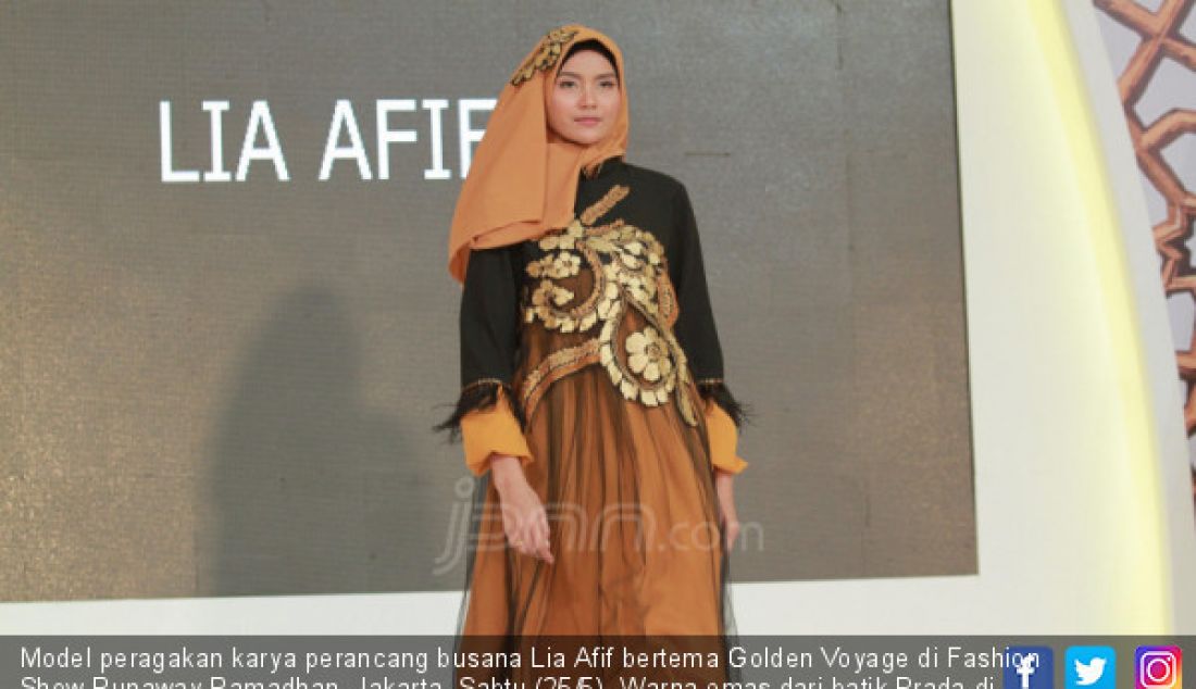 Model peragakan karya perancang busana Lia Afif bertema Golden Voyage di Fashion Show Runaway Ramadhan, Jakarta, Sabtu (25/5). Warna emas dari batik Prada di koleksi Golden Voyage tentunya membuat lebaran tahun ini menjadi glamor, dan menawan. - JPNN.com