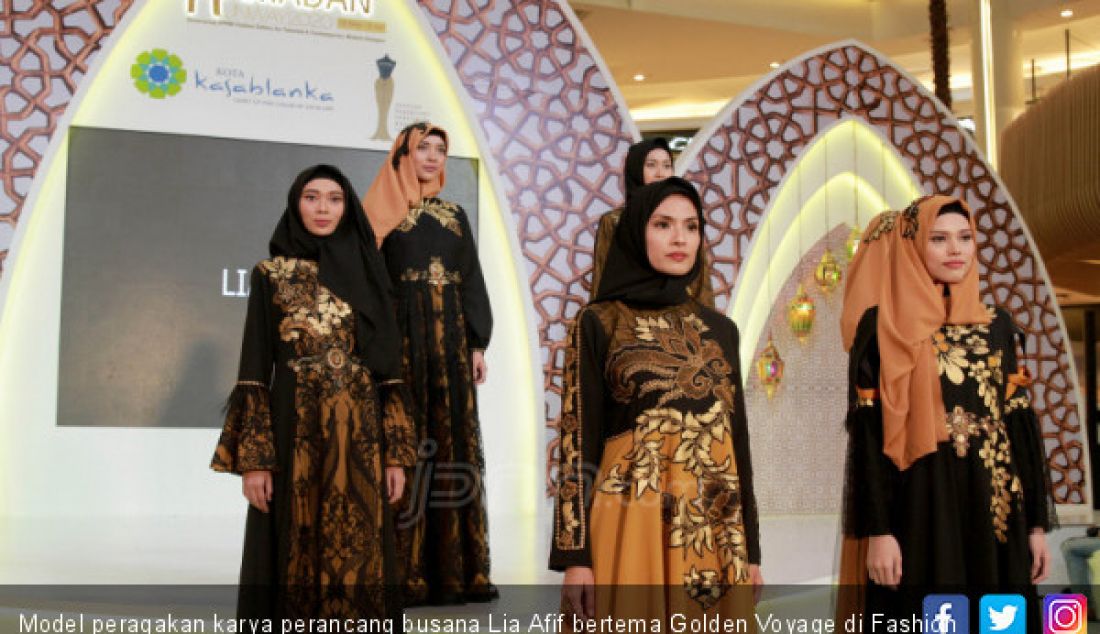 Model peragakan karya perancang busana Lia Afif bertema Golden Voyage di Fashion Show Runaway Ramadhan, Jakarta, Sabtu (25/5). - JPNN.com