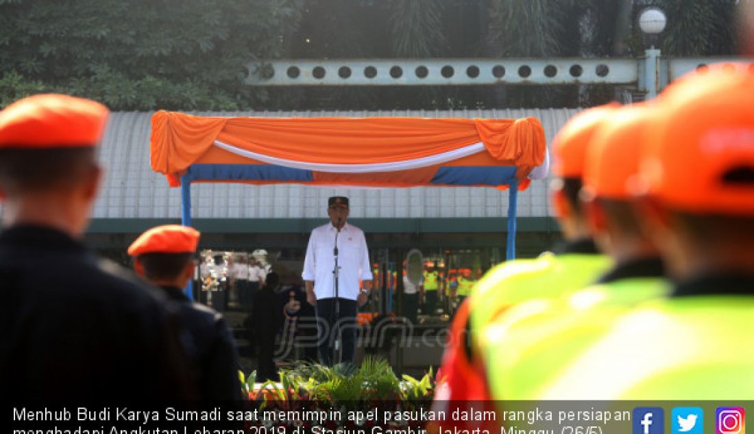 Menhub Budi Karya Sumadi saat memimpin apel pasukan dalam rangka persiapan menghadapi Angkutan Lebaran 2019 di Stasiun Gambir, Jakarta, Minggu (26/5). - JPNN.com