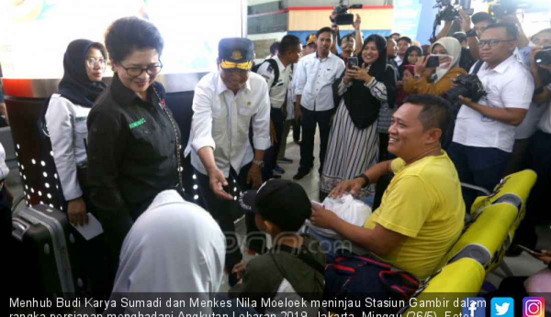 Menhub Budi Karya Sumadi dan Menkes Nila Moeloek meninjau Stasiun Gambir dalam rangka persiapan menghadapi Angkutan Lebaran 2019, Jakarta, Minggu (26/5). - JPNN.com