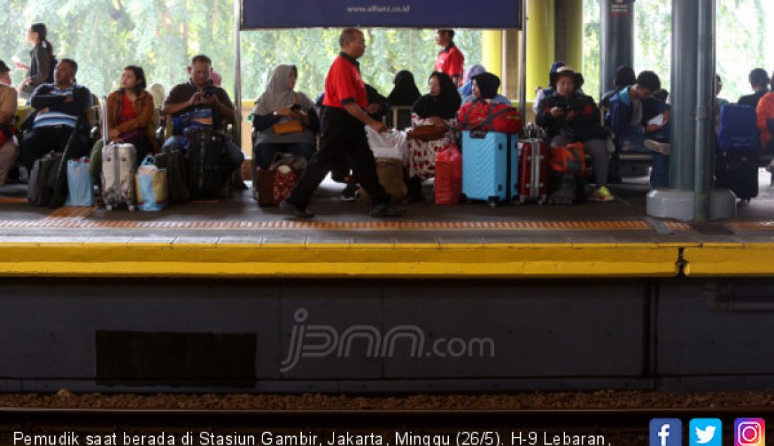 Pemudik saat berada di Stasiun Gambir, Jakarta, Minggu (26/5). H-9 Lebaran, Stasiun Gambir mulai dipadati pemudik. - JPNN.com