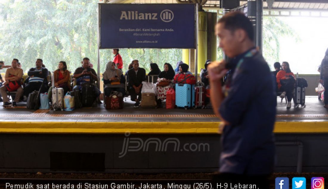 Pemudik saat berada di Stasiun Gambir, Jakarta, Minggu (26/5). H-9 Lebaran, Stasiun Gambir mulai dipadati pemudik. - JPNN.com