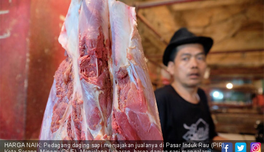 HARGA NAIK: Pedagang daging sapi menjajakan jualanya di Pasar Induk Rau (PIR), Kota Serang, Minggu (26/5). Menjelang Lebaran, harga daging sapi mengalami kenaikan. - JPNN.com