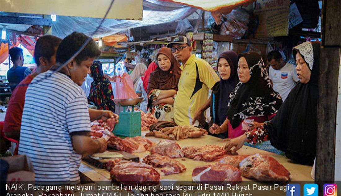 NAIK: Pedagang melayani pembelian daging sapi segar di Pasar Rakyat Pasar Pagi Arengka, Pekanbaru, Jumat (24/5). Jelang hari raya Idul Fitri 1440 Hijriah, harga daging sapi mulai merangkak naik. - JPNN.com