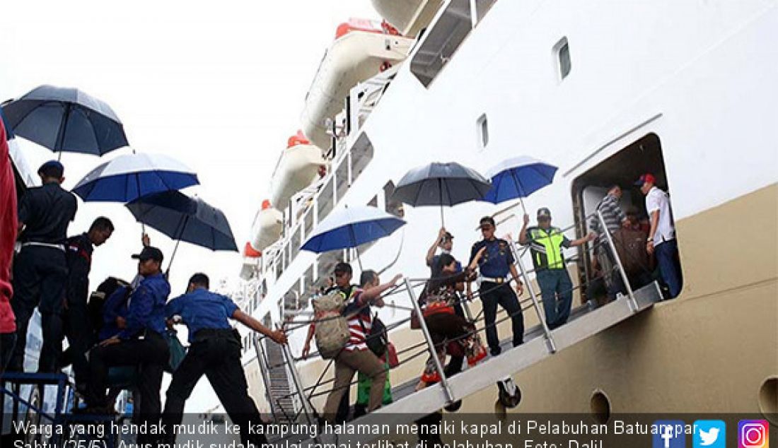 Warga yang hendak mudik ke kampung halaman menaiki kapal di Pelabuhan Batuampar, Sabtu (25/5). Arus mudik sudah mulai ramai terlihat di pelabuhan. - JPNN.com