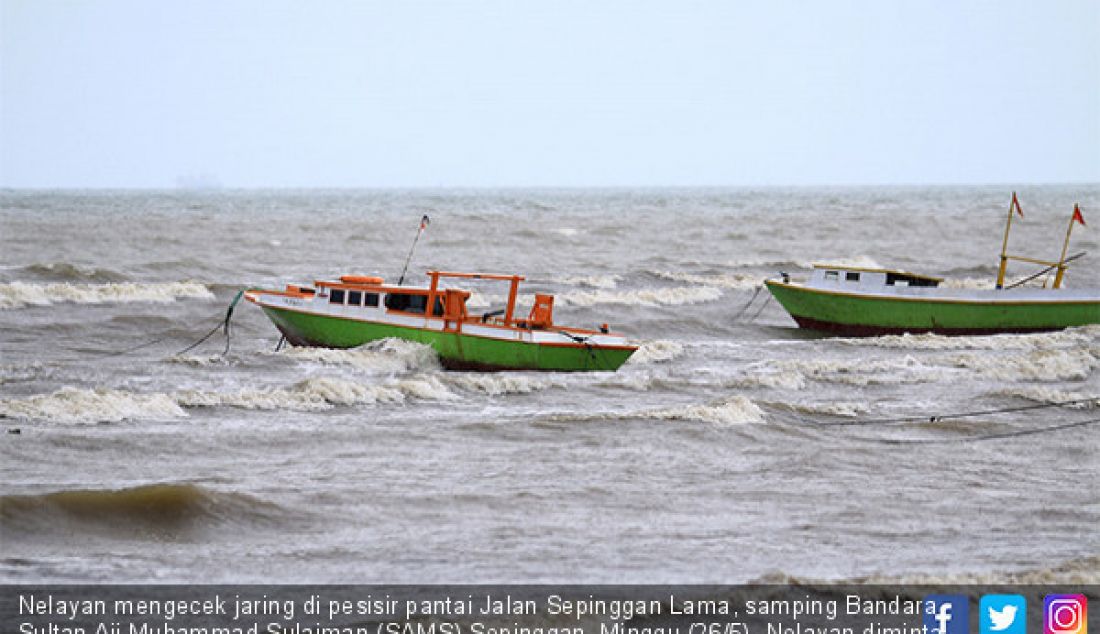 Nelayan mengecek jaring di pesisir pantai Jalan Sepinggan Lama, samping Bandara Sultan Aji Muhammad Sulaiman (SAMS) Sepinggan, Minggu (26/5). Nelayan diminta mewaspadai cuaca ekstrem dan gelombang tinggi disertai hujan. - JPNN.com