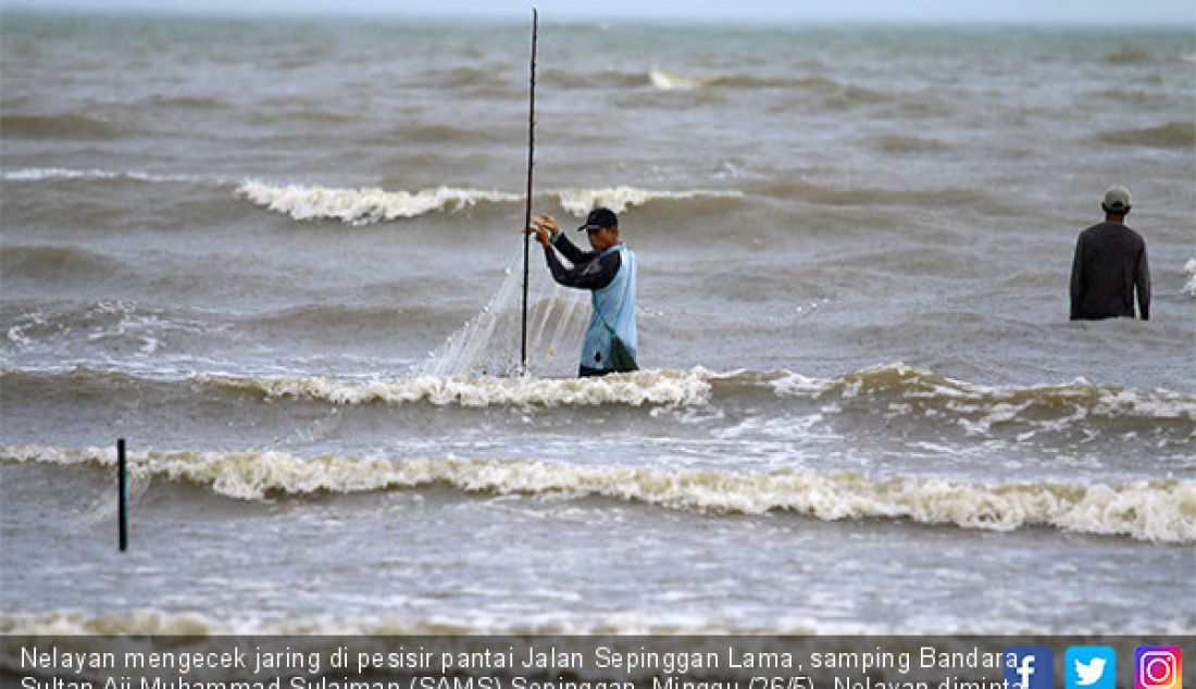 Nelayan mengecek jaring di pesisir pantai Jalan Sepinggan Lama, samping Bandara Sultan Aji Muhammad Sulaiman (SAMS) Sepinggan, Minggu (26/5). Nelayan diminta mewaspadai cuaca ekstrem dan gelombang tinggi disertai hujan. - JPNN.com