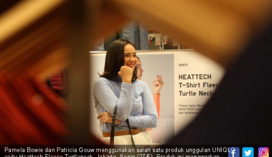 Pamela Bowie dan Patricia Gouw menggunakan salah satu produk unggulan UNIQLO yaitu Heattech Fleece Turtleneck, Jakarta, Senin (27/5). Produk ini menawarkan baju hangat tanpa harus memakai bahan yang tebal. - JPNN.com