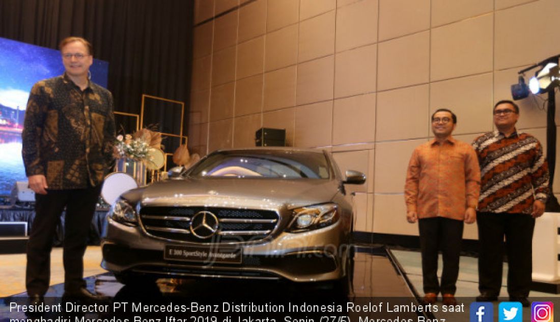 President Director PT Mercedes-Benz Distribution Indonesia Roelof Lamberts saat menghadiri Mercedes-Benz Iftar 2019 di Jakarta, Senin (27/5). Mercedes-Benz memperkenalkan dua varian mesin baru untuk model tersukses E-Class. - JPNN.com