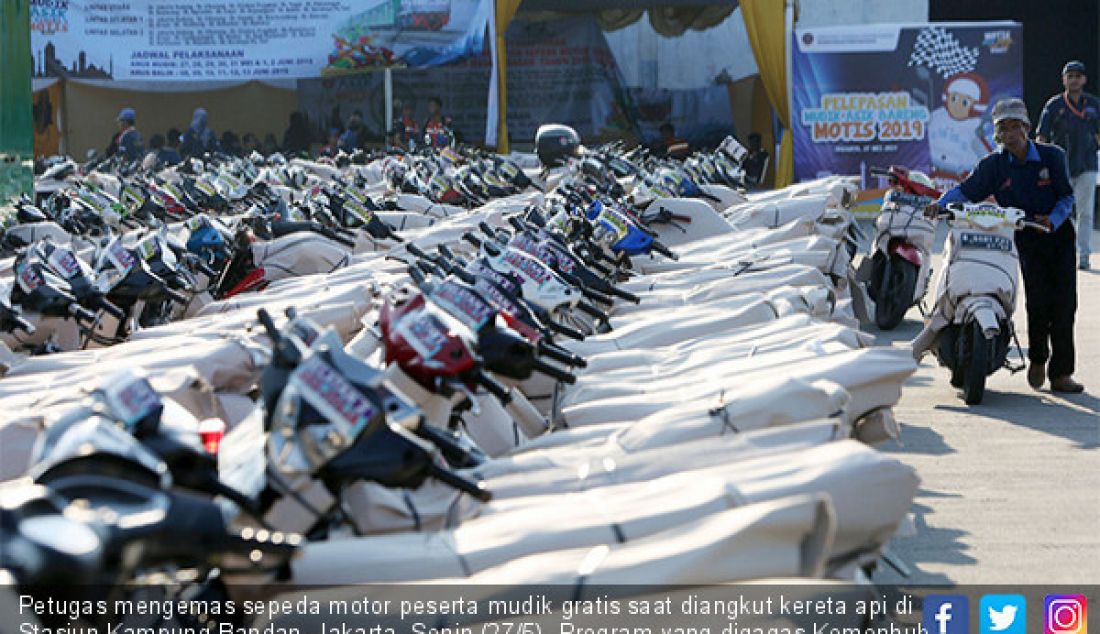 Petugas mengemas sepeda motor peserta mudik gratis saat diangkut kereta api di Stasiun Kampung Bandan, Jakarta, Senin (27/5). Program yang digagas Kemenhub tersebut melayani pengiriman ke beberapa daerah di Pulau Jawa. - JPNN.com