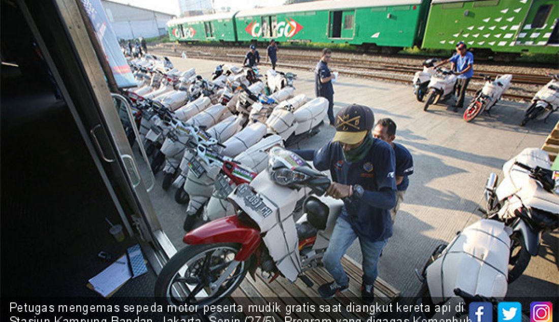 Petugas mengemas sepeda motor peserta mudik gratis saat diangkut kereta api di Stasiun Kampung Bandan, Jakarta, Senin (27/5). Program yang digagas Kemenhub tersebut melayani pengiriman ke beberapa daerah di Pulau Jawa. - JPNN.com